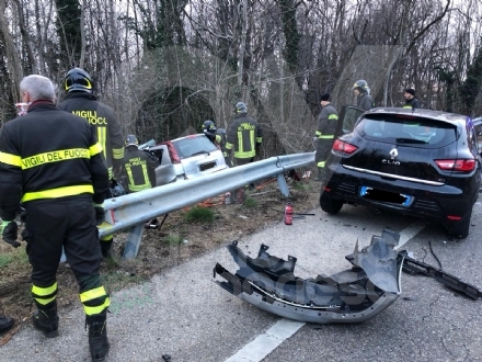 TRAGEDIA A CAFASSE - Scontro fra tre auto, una finisce nella scarpata: morta donna di 60 anni