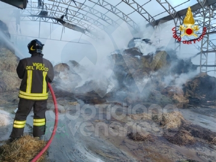 PIANEZZA - Incendio all'azienda agricola «La Primula»: distrutti 700 metri quadri di deposito fieno - FOTO