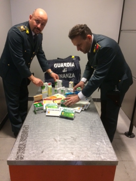 CASELLE - Una farmacia «illegale» nascosta nel trolley: 19enne finisce nei guai