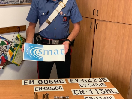 CRONACA - Nella lavatrice il «kit» per truffare gli anziani: targhe e loghi contraffatti di Smat e Regione