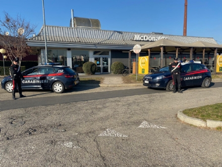 VENARIA - Rapina al McDonald's di via Druento: punta la pistola e si fa consegnare 300 euro