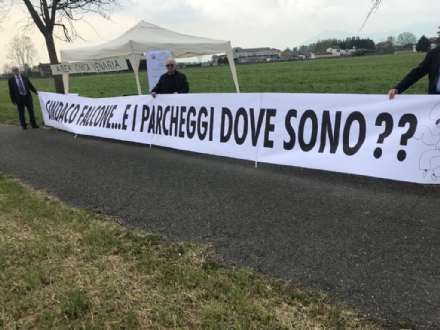 VENARIA - Comunità Futura e opposizione: «Sindaco Falcone, dove sono i parcheggi?»