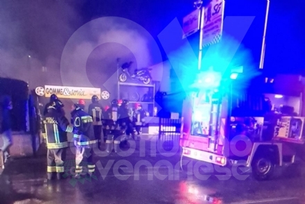 INCENDI AD ALPIGNANO - A fuoco un garage e un gommista-rivenditore di moto - FOTO