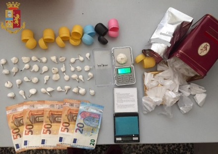 GRUGLIASCO - Droga nascosta nei calzini e dentro ad un materasso: tre arrestati