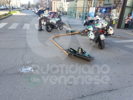 VENTO A VENARIA - Cade a terra il semaforo all'incrocio tra viale Buridani e corso Matteotti - FOTO