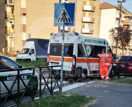 VENARIA - Investito da un'auto mentre attraversa la strada: ricoverato in ospedale