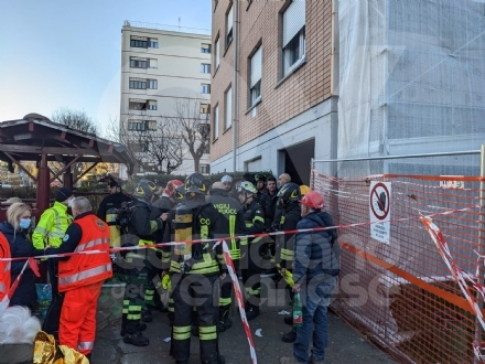 INCENDIO A COLLEGNO In viale Partigiani: cinque intossicati e una donna ferita