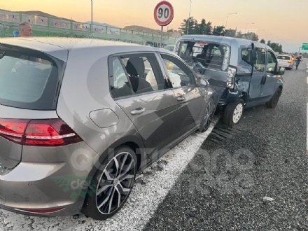 INCIDENTE IN TANGENZIALE A RIVOLI - Due feriti dopo lo scontro fra tre veicoli - FOTO