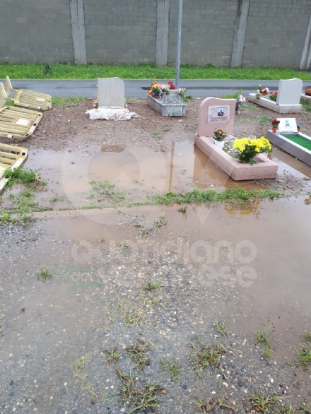 VENARIA - Basta qualche giorno di pioggia per rendere il cimitero difficilmente fruibile