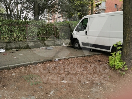 VENARIA - Paura in corso Machiavelli: furgone finisce contro un'auto e sfonda muretto e cancellata