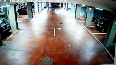 VENARIA - Svuotano gli estintori del parcheggio Pettiti: baby vandali sorpresi dalle telecamere