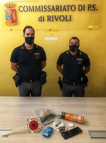RIVOLI - Nella comunità, la droga era nascosta nel barattolo di patatine: un arresto e una denuncia