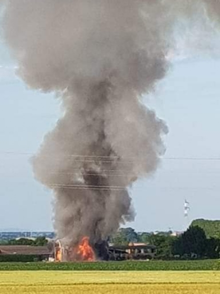 PIANEZZA - Incendio nell'azienda agricola: colonna di fumo nero visibile a distanza di chilometri