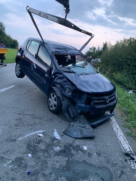 CASELLE - Scontro fra due auto: una si ribalta, ferita una donna