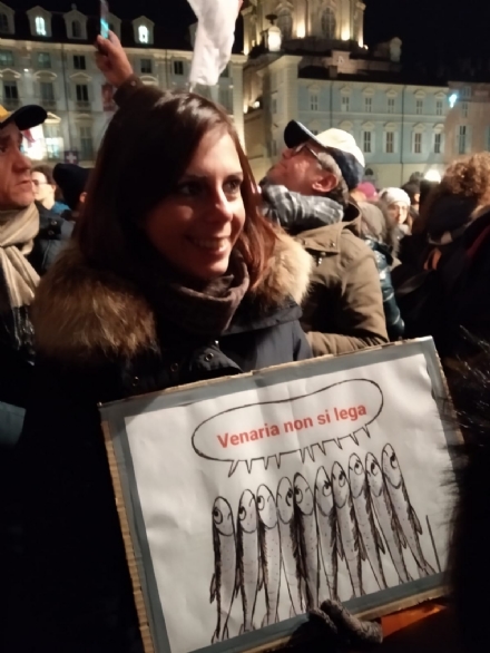 VENARIA - Tante «sardine» venariesi alla manifestazione di questa sera in piazza Castello