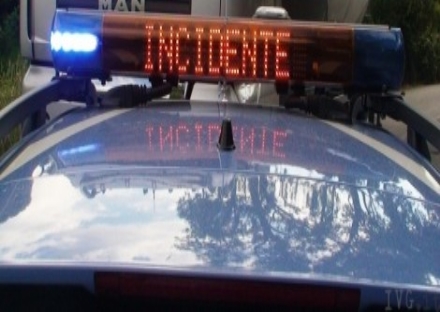 INCIDENTE IN TANGENZIALE - Perde il controllo del tir, finendo contro il guard-rail