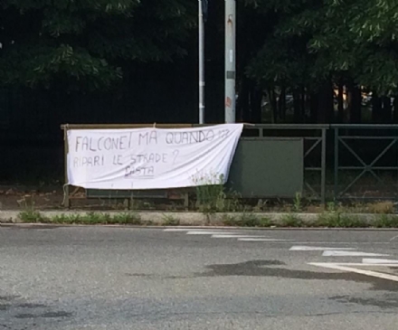 VENARIA - «Falcone ma quando ripari le strade?»: uno striscione in corso Papa Giovanni XXIII