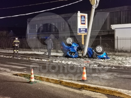 BORGARO - Incidente in via Lanzo: automobilista muore nell'auto che si ribalta e si schianta contro un palo - FOTO