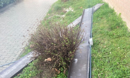 FORTE VENTO A MAPPANO - Staccata una porzione di grondaia dalla scuola media - FOTO