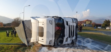 MATHI - Paura in via Torino: tir si ribalta all'uscita dalla rotatoria. Autista illeso