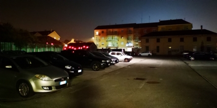VENARIA - La torre faro non funziona: il parcheggio del «Bonino» è al buio