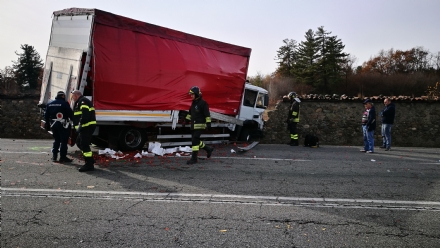 VENARIA - Terribile incidente sulla Direttissima: furgone sfonda il muro della Mandria, due feriti