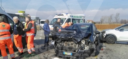 CASELLE - Due persone ferite dopo lo scontro fra due auto in strada Ciriè