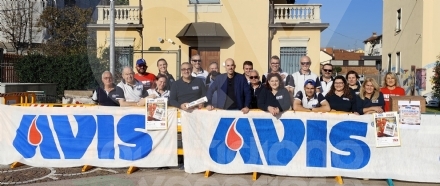 VENARIA - Castagne e giochi in piazza Pettiti: la «Castagnata» dell'Avis è il solito successo - FOTO