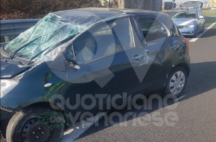 BORGARO-MAPPANO - L'auto si ribalta sul Raccordo per evitare un furgone: 40enne in ospedale