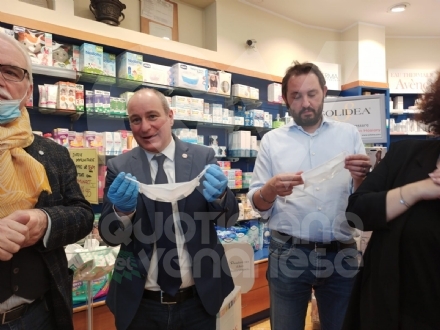 COLLEGNO-GRUGLIASCO - I sindaci consegnano in farmacia le mascherine per persone sorde