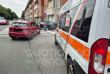 INCIDENTE A VENARIA - Scontro fra due auto all'incrocio: una donna ferita - FOTO