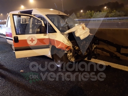 TRAGEDIA A RIVOLI - Il mezzo della Croce Rossa finisce contro il guard-rail: morto 25enne
