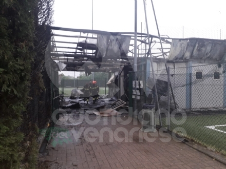 VENARIA - Dopo l'incendio, conta dei danni allo Sport Club: danneggiati spogliatoi e uffici