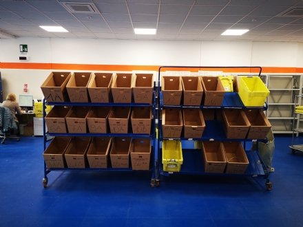 Il centro di distribuzione di Poste Italiane, dove vengono smistati 200mila kg di corrispondenza