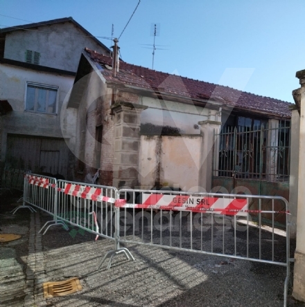 VENARIA - Incendio in via Saccarelli: a fuoco l'ex lavatoio. Indagano i carabinieri - FOTO