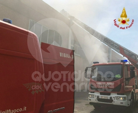 TORINO-BORGARO - Incendio in una ditta di strada del Francese: intervento dei vigili del fuoco