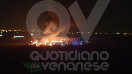 GRUGLIASCO - A fuoco l'azienda che si occupa dei rifiuti: ceneri in strada e sui balconi