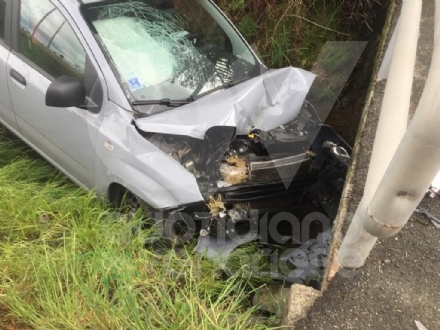CASELLE - Finisce fuori strada con la sua auto, colpendo un muro del canale irriguo: in ospedale