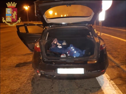RIVOLI - «Passeur» arrestato dalla polizia: nel bagagliaio nascondeva due persone