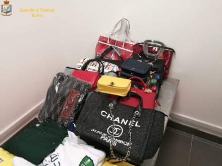 CASELLE - Borse, profumi e abbigliamento di lusso ma tutti falsi: denunciato un 40enne