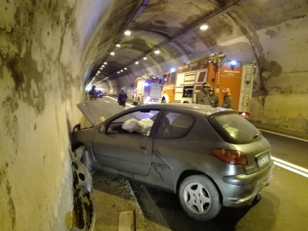 INCIDENTE SULLA SP1 - Auto contro il muro della galleria: un uomo in ospedale