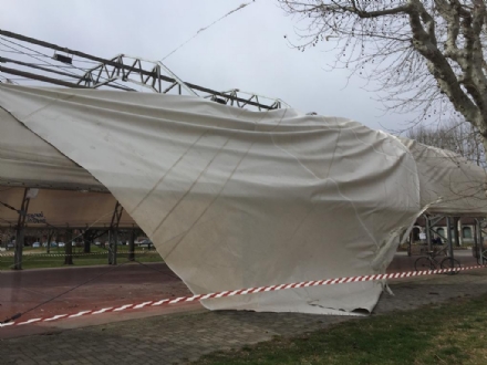 CASELLE - Il forte vento distrugge la tenda della tensostruttura del PratoFiera