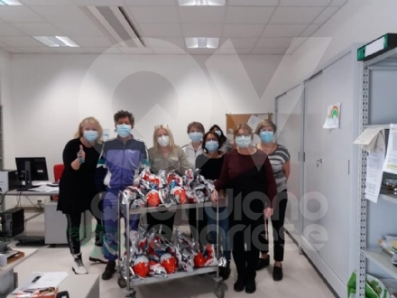 SOLIDARIETA' IN OSPEDALE - Tablet per i malati, colombe e uova di Pasqua per il personale sanitario