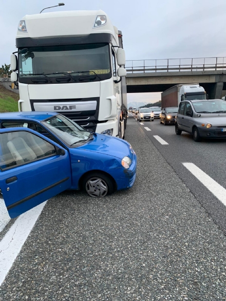 VENARIA - Incidente in tangenziale fra auto e tir: dopo l'urto, macchina trascinata per 100 metri