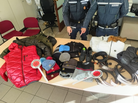 GRUGLIASCO - Al mercato si vendevano capi d'abbigliamento con marchi contraffatti - FOTO