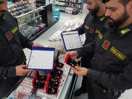 GRUGLIASCO - Tre tonnellate di falso argento sequestrato dalla Guardia di Finanza