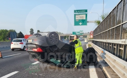 INCIDENTE IN TANGENZIALE A RIVOLI - Scontro fra due auto, una si ribalta: tre feriti - FOTO