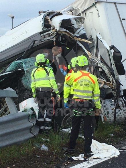 RIVOLI-COLLEGNO - Doppio incidente in tangenziale: auto contro guardrail e tir su una scarpata