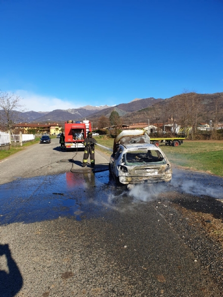 BALANGERO - Auto prende fuoco mentre é in marcia: tanta paura ma nessun ferito