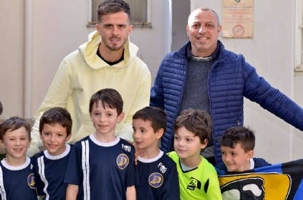 COLLEGNO - Il bianconero Pjanic al campo del Paradiso Collegno per veder giocare il figlio